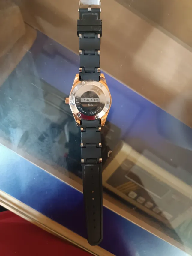 Reloj Exactime Negro y Dorado