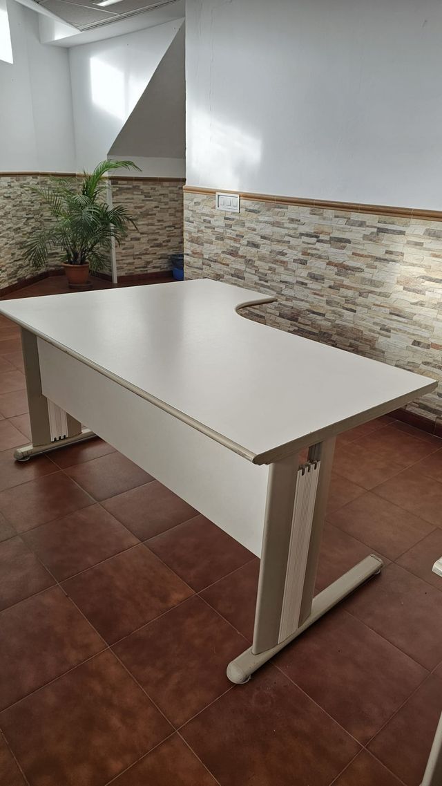 Mesa de oficina angular blanca y gris