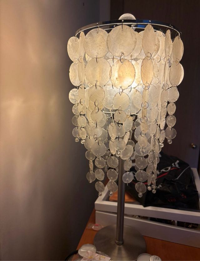 Lámpara colgante y velador