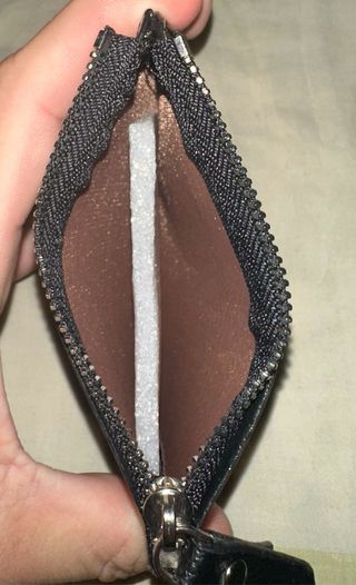 Tarjetero negro con cremallera