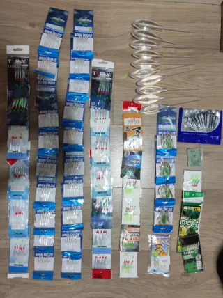 Lote de señuelos pesca y plumas.