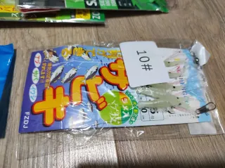 Lote de señuelos pesca y plumas.