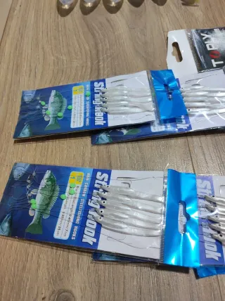 Lote de señuelos pesca y plumas.