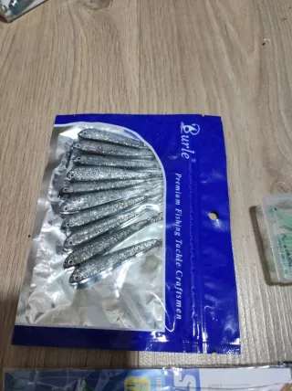 Lote de señuelos pesca y plumas.