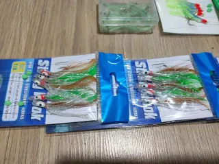 Lote de señuelos pesca y plumas.