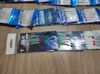 Lote de señuelos pesca y plumas.