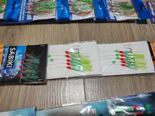 Lote de señuelos pesca y plumas.