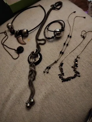 Collares y gargantillas varios