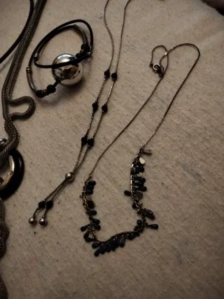 Collares y gargantillas varios