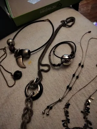 Collares y gargantillas varios