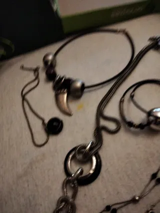 Collares y gargantillas varios