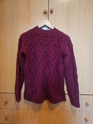 Jersey de punto granate con calados