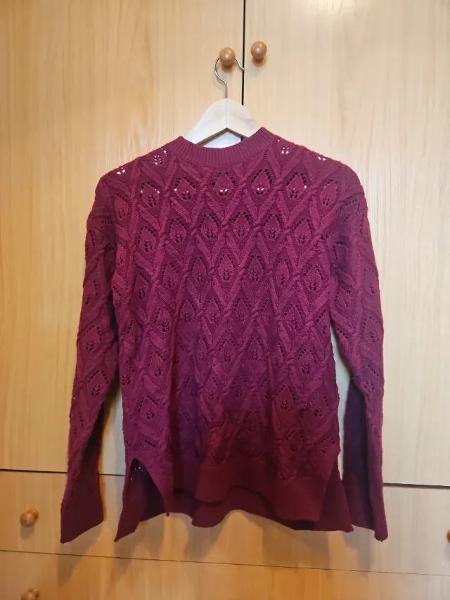 Jersey de punto granate con calados