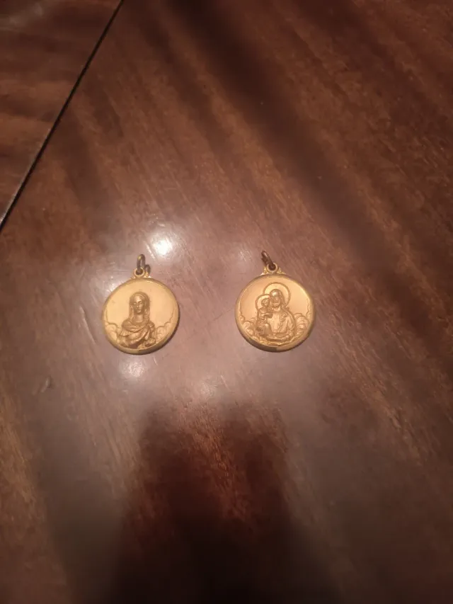 Medallas religiosas chapadas en oro.