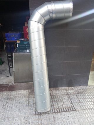 Tubo de chimenea metálico plateado