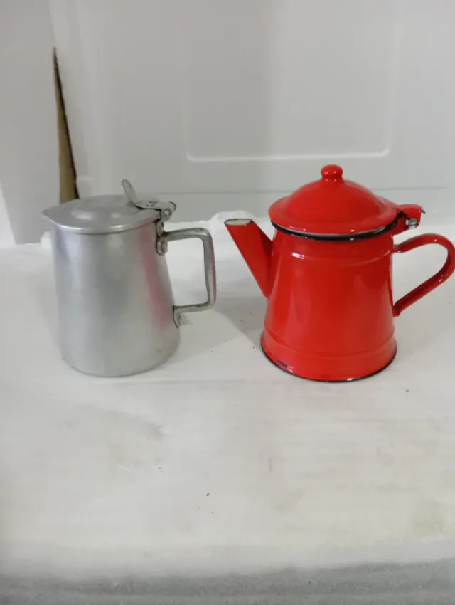 Set di due antiche caffettiere