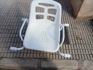 Silla de baño blanca
