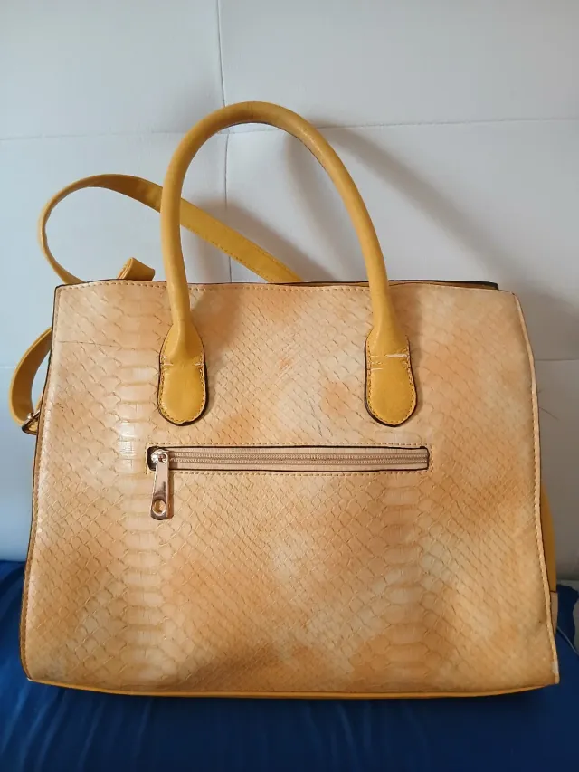 Bolso de mano amarillo con estampado de serpiente