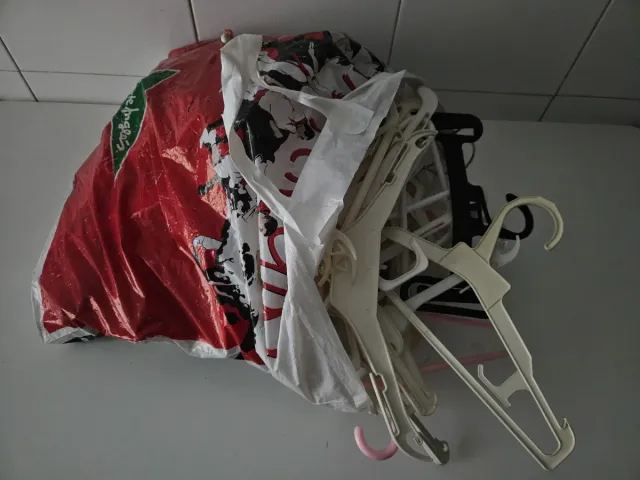 Perchas para ropa de bebé y niño. Todas 5 euros