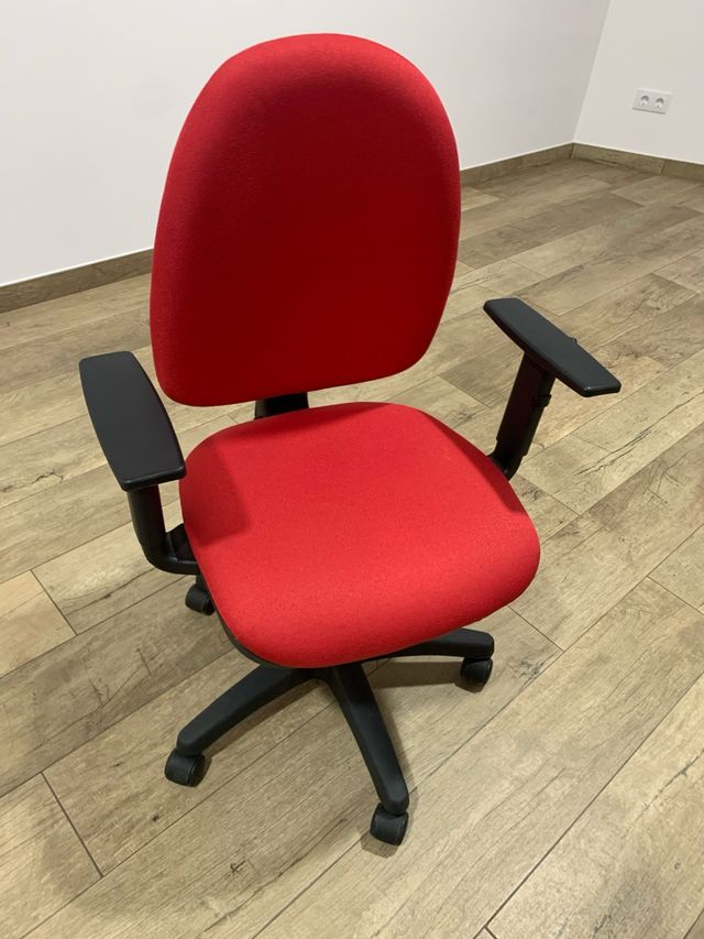 Silla de oficina ergonómica roja
