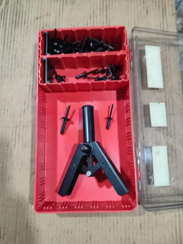 Remachadora y remaches plástico