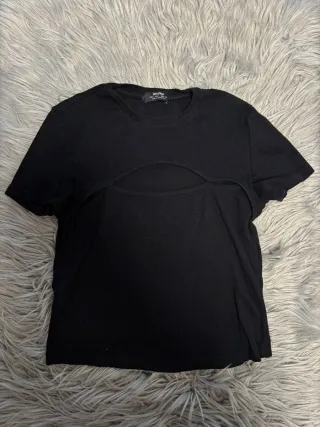 Camiseta Bershka negra con abertura
