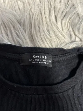 Camiseta Bershka negra con abertura