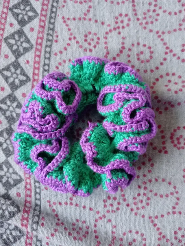 Goma de pelo scrunchie verde y morado