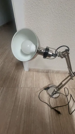 Flexo de escritorio plateado y blanco