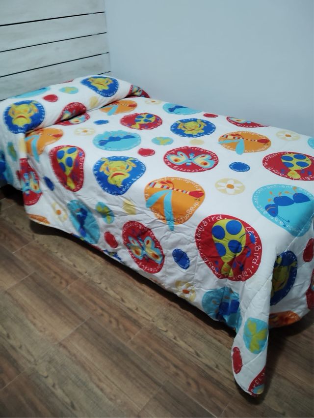 Colcha infantil colorida con dibujos de insectos
