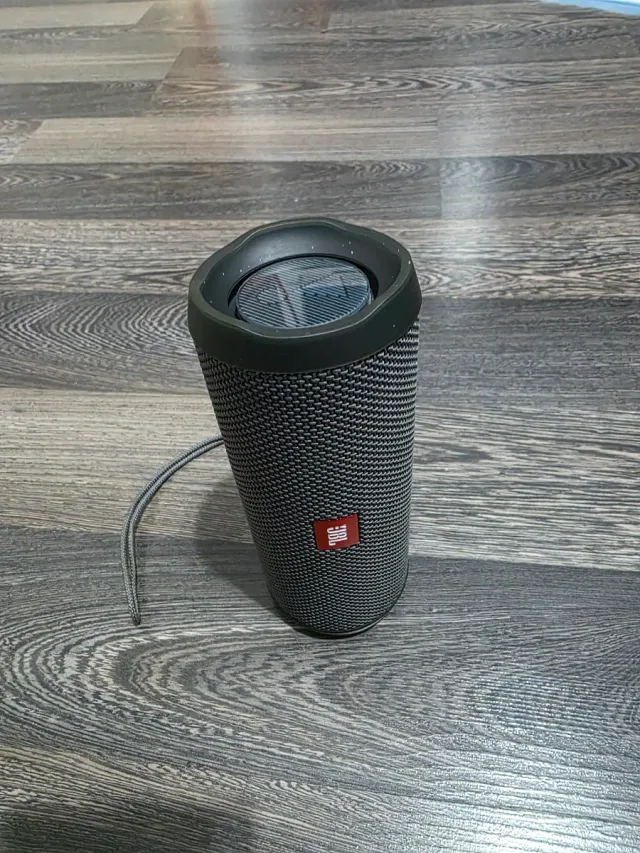 Altavoz JBL  FLIP Essencial 2 gris y rojo
