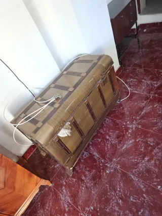 Baúl antiguo de madera y plástico