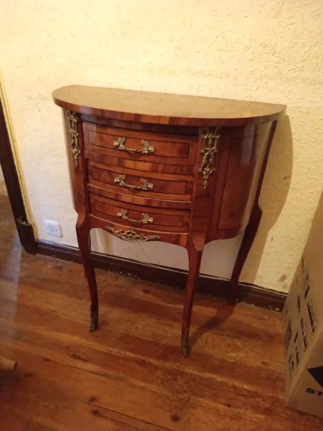 Mesilla de noche de madera y metal