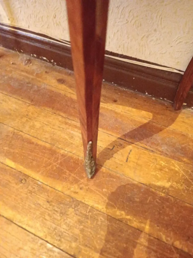 Mesilla de noche de madera y metal