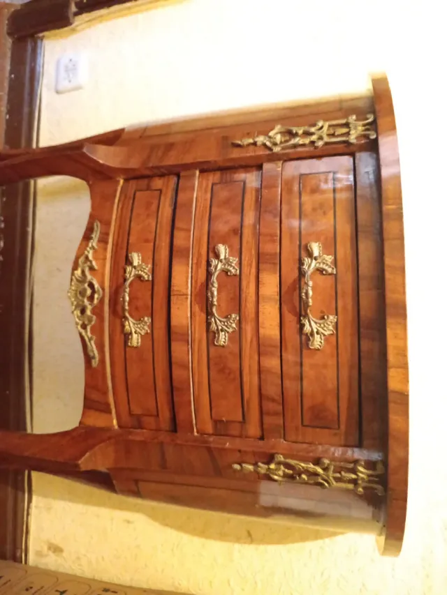 Mesilla de noche de madera y metal