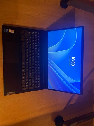 Portátil Lenovo V15 G4 IRU como nuevo,garantia