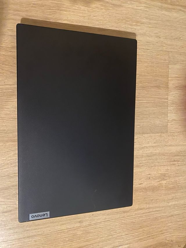 Portátil Lenovo V15 G4 IRU como nuevo,garantia