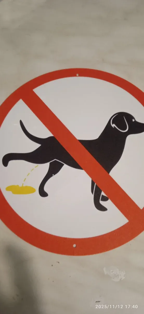 Cartel metálico prohibido orinar perros