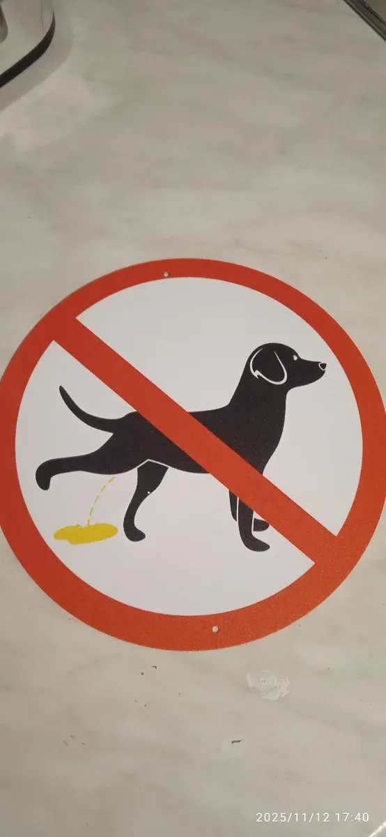 Cartel metálico prohibido orinar perros