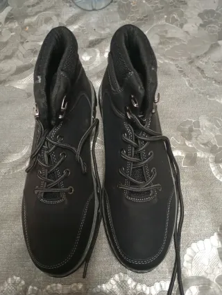 Botas de trabajo negras nuevas