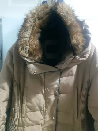 Parka con capucha y pelo