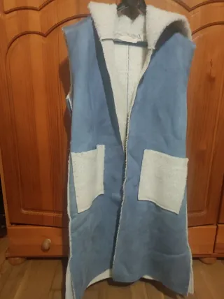 Chaleco largo forrado blanco y azul