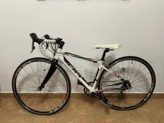 Bicicleta de carretera BH blanca