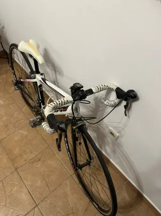 Bicicleta de carretera BH blanca