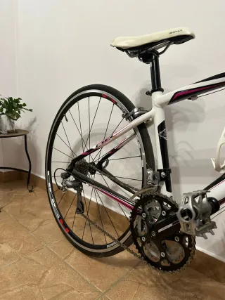 Bicicleta de carretera BH blanca