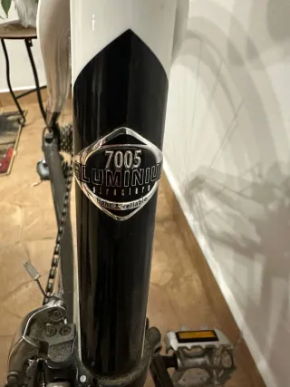 Bicicleta de carretera BH blanca