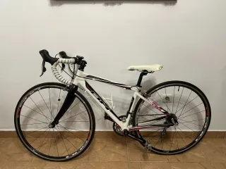 Bicicleta de carretera BH blanca