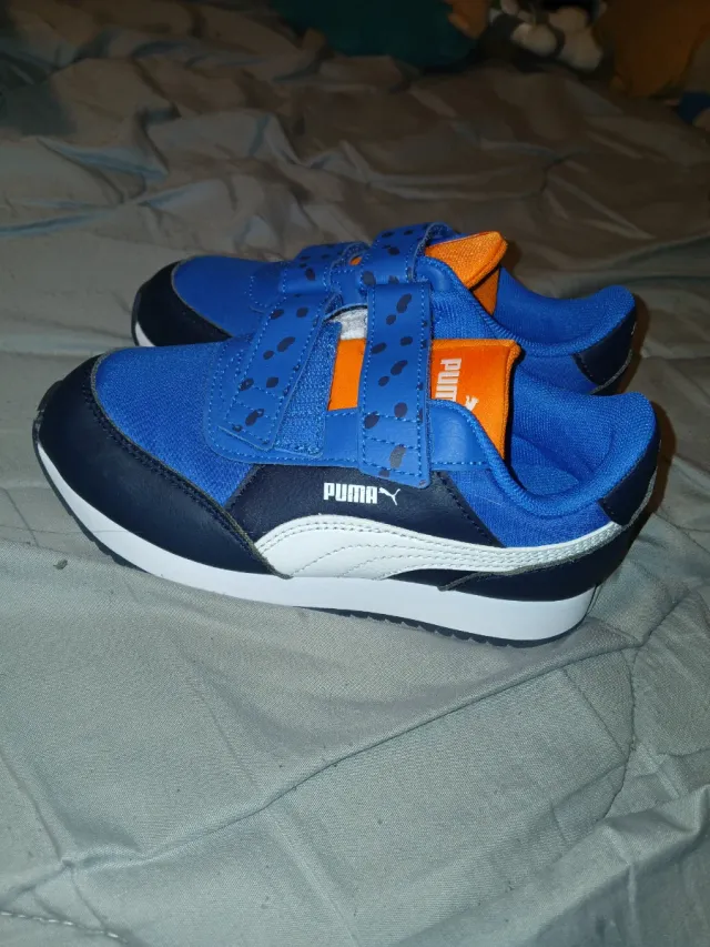 Zapatillas niño Puma azules, naranjas y blancas