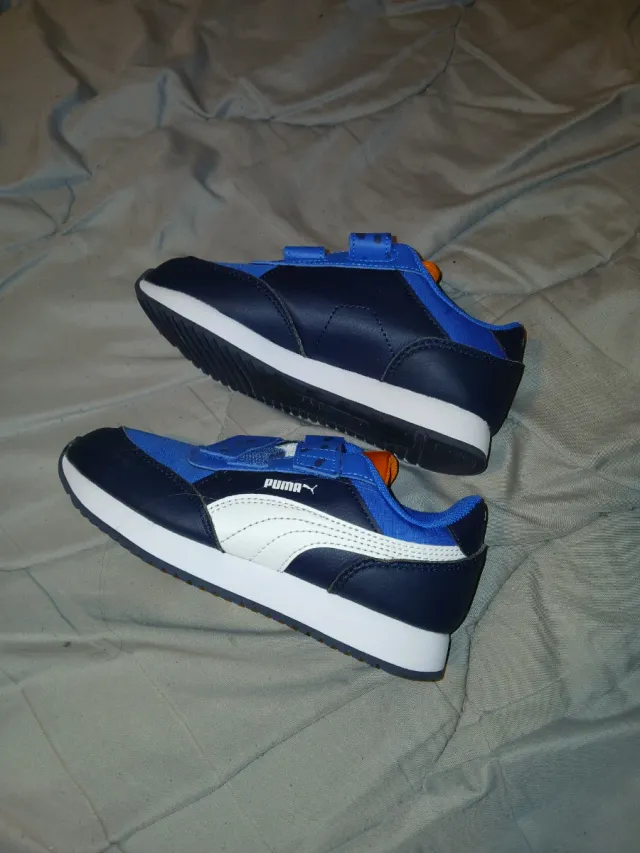 Zapatillas niño Puma azules, naranjas y blancas