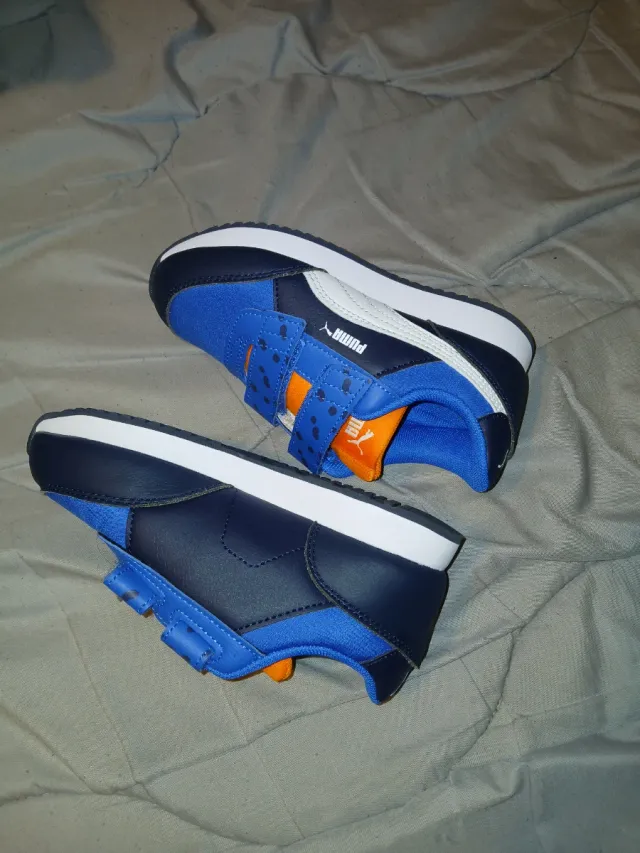 Zapatillas niño Puma azules, naranjas y blancas